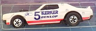 White - Leo, Kerker